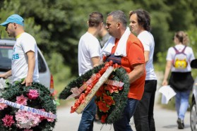 Kosovo: Der Protest endete mit einer symbolischen Beerdigung des toten Flusses in Deçan. Die Demonstranten legten vor dem illegal gebauten Wasserkraftwerk Belaja Trauerkränze und Blumen ans Flussufer.